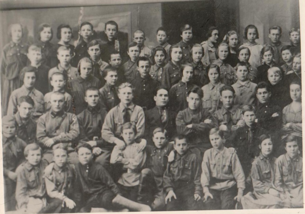 3.февраль 1924 отряд № 3 им. Лейтенанта Шмидта, 3 ряд снизу.jpg